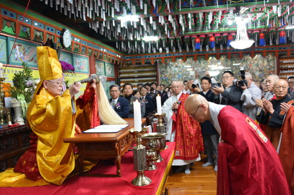 운경 종정 예하가 예경실장인 백련사 주지 동허 스님으로부터 불자를 봉정받고 있다.