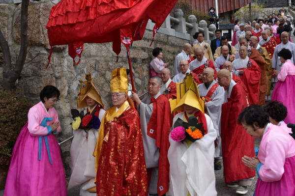 운경 종정 예하를 비롯한 종단 지도부에 대한 종사 이운이 극락보전에서 추대장소인 무량수전까지 이어지고 있다.