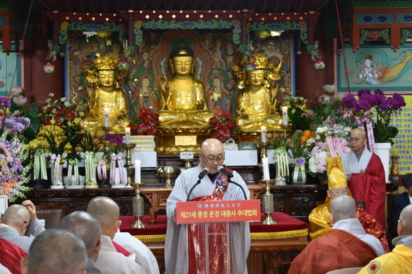 원로회의 의장 도광 스님이 추대사를 하고 있다.
