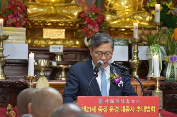 윤석열 대통령의 축사를 전병극 문체부 1차관이 대독하고 있다.