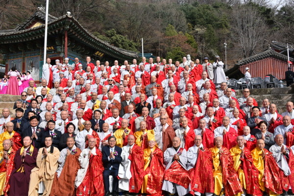 추대법회를 마친 후 내외귀빈들이 전체 기념사진을 찍고 있다.