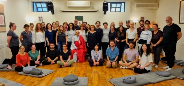 이스라엘 출신의 대안 스님(가운데)이 법회를 마친 후 참석자들과 함께 기념사진을 찍고 있다.