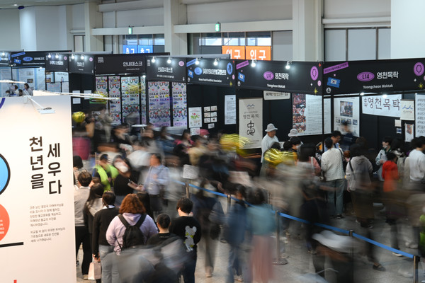 '2024서울국제불교박람회' 현장 내부 로비 전경.