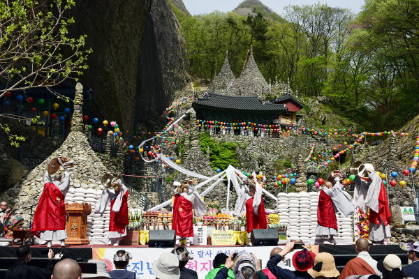 마이산탑사 경내 특설무대에서 전북영산작법보존회의 전통방식으로 행사가 진행되고 있다.