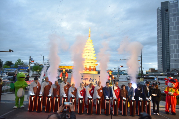전북봉축위 지도부와 정관계 인사들이 봉축탑 점등 버튼을 누르고 있다.