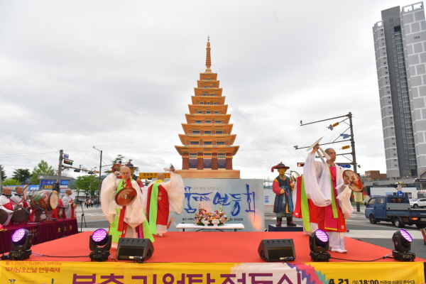 점등식 식전행사로 무형문화재 제18호 전라북도영산작법보존회의 영산재 시연이 펼쳐지고 있다.