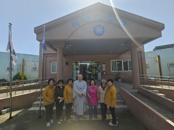 제주종무원 보현봉사단원들이 봉사를 마친 후 활짝 웃고 있다.