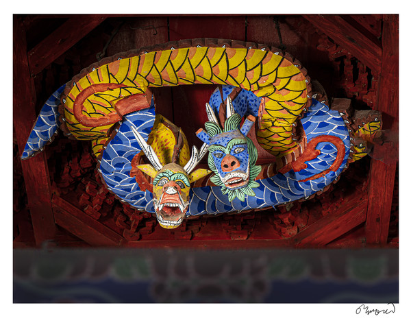 안장헌 고문의 작품 '대광보전 닫집의 청룡황룡(홍성 고산사)'.