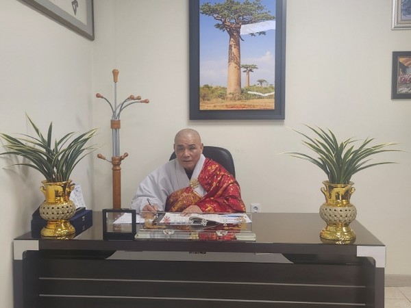 경남교구 종무원장이 결재서류를 검토하고 있다.