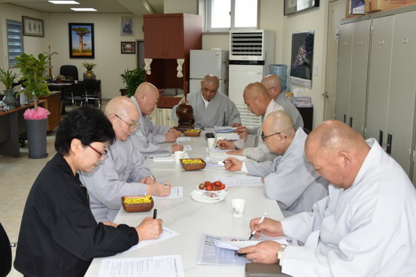 경남교구 종무원장이 4월 23일 종무회의를 주재하고 있다.