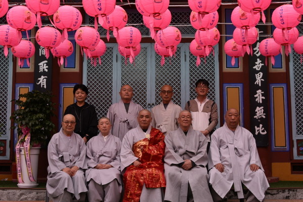 관음사 법당 앞에서 소임자들과 함께 기념촬영을 하고 있다.