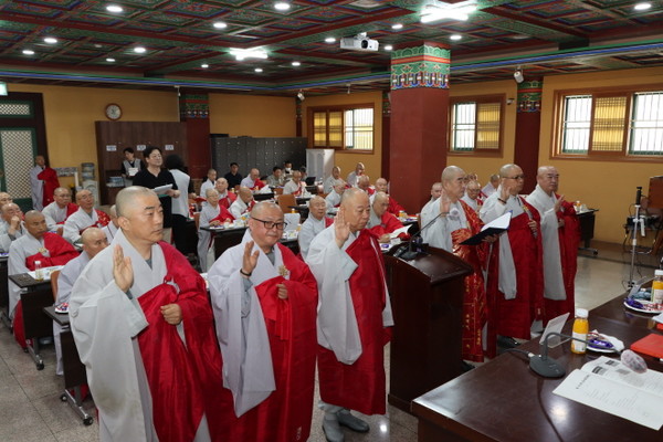 보궐 및 추천으로 당선된 중앙종회의원 6명이 의원선서를 하고 있다.