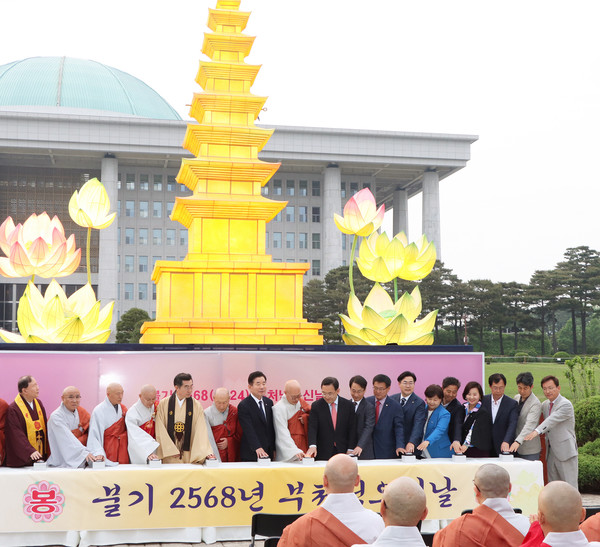 국회 정각회원들이 국회의사당 중앙 잔디광장에서 한국불교종단협의회원들과 봉축등을 점등하고 있다.