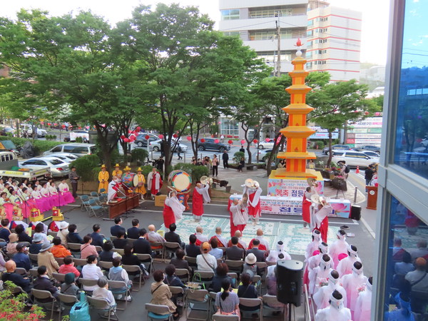 서대문구청 광장에서 유네스코 인류문화유산 영산재를 시연하고 있다.
