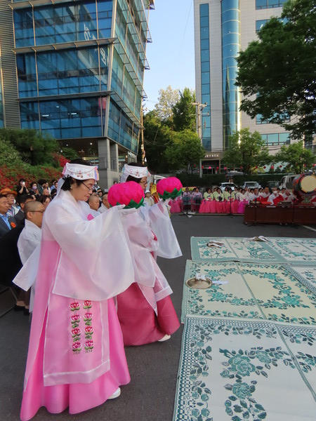 백련사 육법공양단이 꽃공양을 하고 있다.