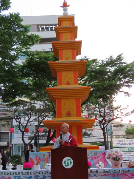 서대문사암연합회 회장 동허 스님이 점등사를 하고 있다.