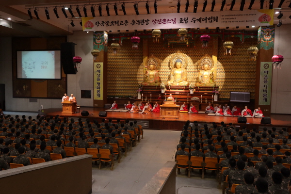 총무원장 상진 스님이 논산훈련소 호국연무사에서 열린 수계법회에서 법어를 하고 있다.