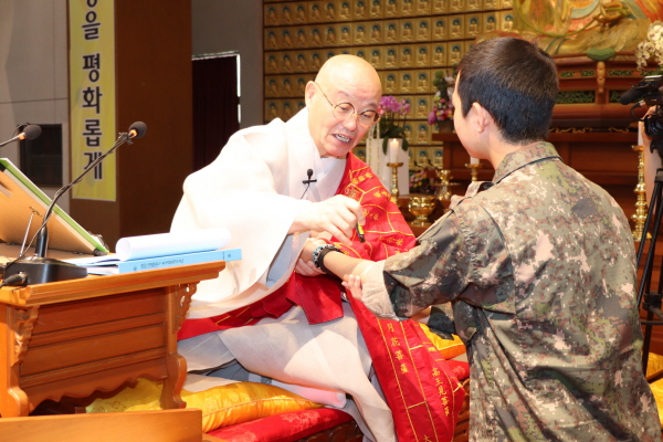 총무원장 상진 스님이 훈련병에게 수계의식을 거행하고 있다.