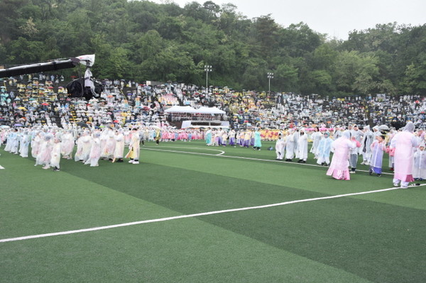 연등법회 시작 전 연희 율동단이 등장해 궂은 비가 내림에도 신나는 댄스를 선보이고 있다.