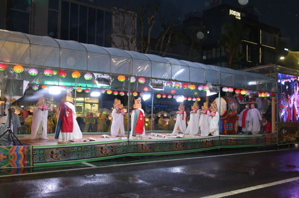 시민들로부터 가장 큰 호응과 박수를 받은 태고종 영산재 시연 장면.