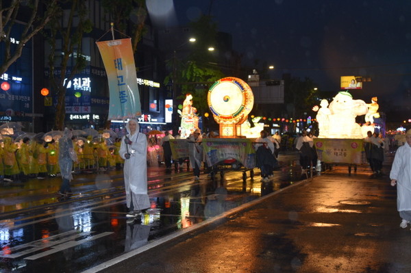 대북과 관음보살, 코끼리상 등 장엄물이 선두에 서서 태고종 깃발을 뒤따르고 있다.