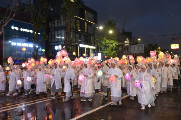 총무원 행정부원장 능해 스님 등 종단 지도부가 행렬을 이루고 있다.