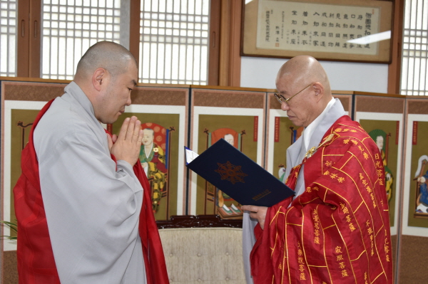 총무원장 상진 스님이 신임 문화부장 서리 월타 스님에게 임명장을 전달하고 있다.