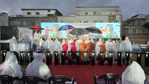 전북봉축위 관계자들이 연등축제 점등식을 하고 있다.