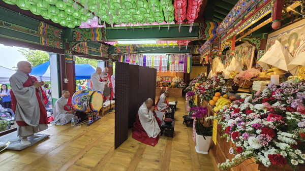 불정사가 5월 12일 목조여래좌상 등 7불 점안법회를 갖고 있다.