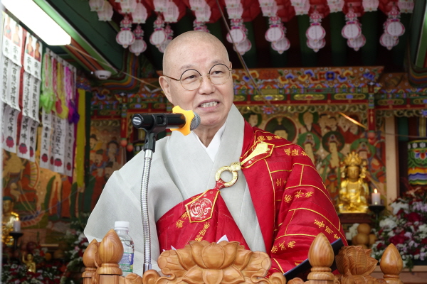 총무원장 상진 스님이 축사를 하고 있다.
