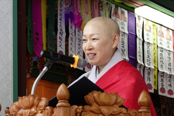 불정사 주지 무해 스님이 인사말을 하고 있다.