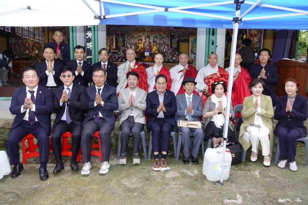 총무원장 상진 스님과 주지 무해 스님을 중심으로 내외빈들이 기념촬영을 하고 있다.