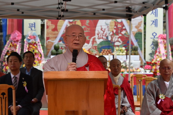 운경 종정 예하가 백련사 봉축법요식에서 법문을 하고 있다.