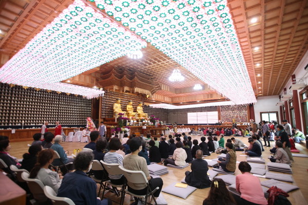 총무원장 상진 스님이 청련사에서 열린 봉축법요식에서 법어를 하고 있다.