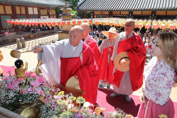 태고총림 선암사 주지 승범 스님이 관불을 하고 있다.