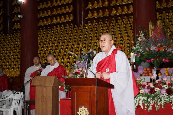 태고종 총본산 봉원사 주지 현성 스님이 봉축사를 하고 있다.