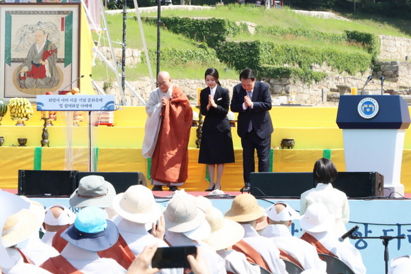 윤석열 대통령 내외가 조계종 총무원장 진우 스님과 함께 사부대중에 합장 인사하고 있다.