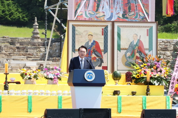 윤석열 대통령이 축사를 하고 있다.