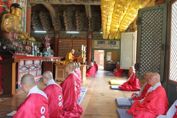 태고총림 선암사에서 열린 하안거 결제법회에서 방장 지암 스님이 결제법어를 내리고 있다.