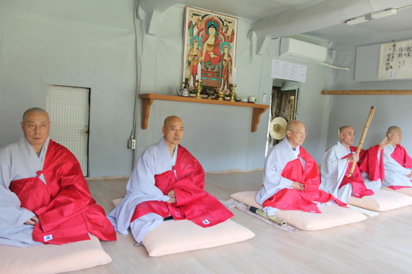 선암사 칠전선원에서 하안거 용맹정진에 들어간 스님들의 모습.