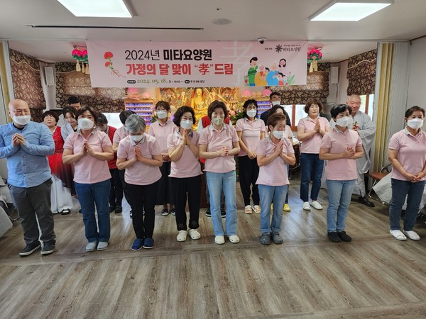 제주 미타요양원 직원들이 어르신들을 위해 댄스공연을 하고 있다 (사진제공=미타요양원).