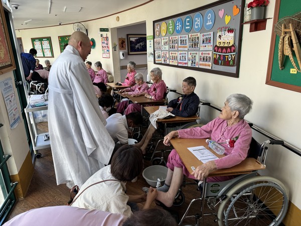 제주 미타요양원 직원과 어르신 가족들이 어르신을 위한 세족식을 하고 있다 (사진제공=미타요양원).