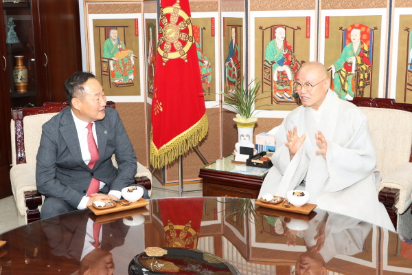 총무원장 상진 스님이 전병삼 대통령실 시민사회수석과 환담하고 있다.