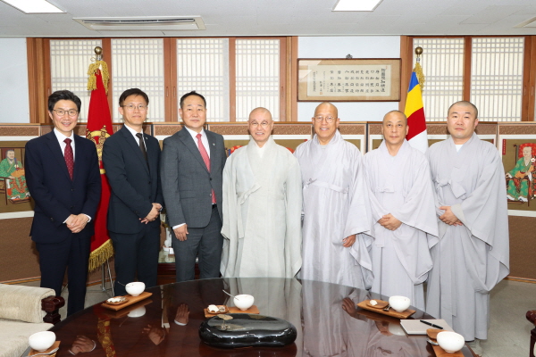 사진 왼쪽부터 이강래 행정관, 정호성 비서관, 전광삼 수석, 총무원장 상진 스님, 행정부원장 능해 스님, 재경부장 효능 스님, 문화부장 서리 월타 스님,.