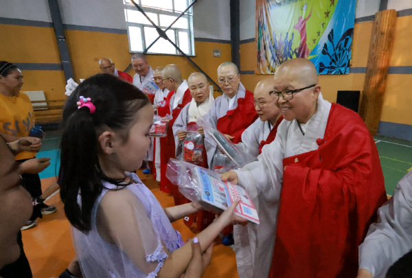한국불교태고종 전국비구니회 회장 현중 스님과 회원들이 몽골의 한 초등학교를 방문해 선물을 나눠주고 있다.