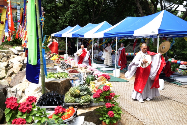 전북영산작법보존회가 고덕산 불정사 천제단에서 천신제 의식을 펼쳐보이고 있다.