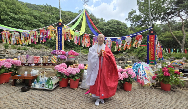 불정사 주지 무해 스님이 인사말을 하고 있다.