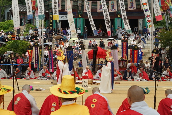 현충일을 맞아 봉원사 영산재보존회가 전쟁종식 및 국민 안녕을 위한 영산재를 시민들이 관람하는 가운데 봉행하고 있다.    사진제공=황영상 봉원사보 편집장