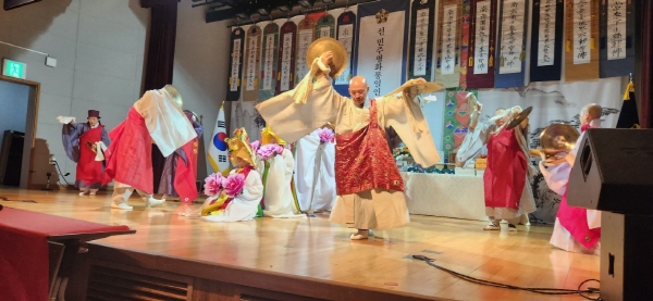 회장 능화 스님을 비롯한 범패와작법무보존회 회원 스님들이 영산재를 펼쳐보이고 있다.