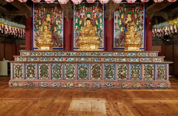 경산 환성사 대웅전 불단 전경.    사진제공=국가유산청         